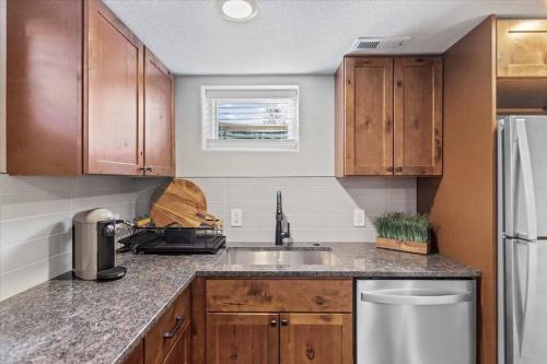 Dapur atau dapur kecil di Whole House Relaxing Oasis by Fitzsimmons Campus