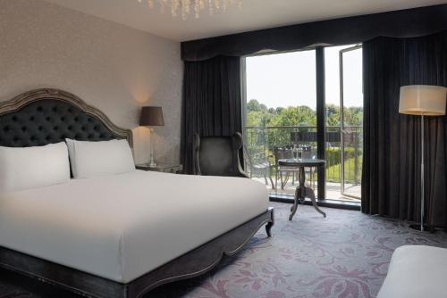 Letto o letti in una camera di Hilton London Syon Park