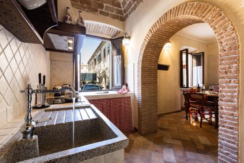 an archway in a kitchen with a sink at La casa del Silenzio in Laiatico