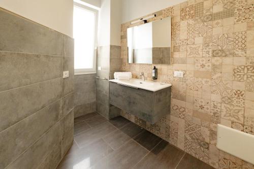a bathroom with a sink and a mirror at Celeste Affittacamere in Cefalù