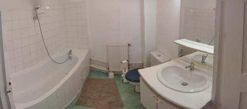 une salle de bain avec un lavabo, une baignoire et des toilettes dans l'établissement Appartement Haussmannien 5 personnes ChapeauRouge Hôtel de ville Béziers centre historique coeur de l'Hérault capitale occitanie, à Béziers