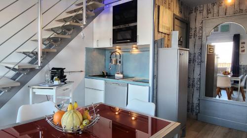 Photo de la galerie de l'établissement L'EDEN - Vue magnifique sur le port, les chalets & la mer -, à Gruissan