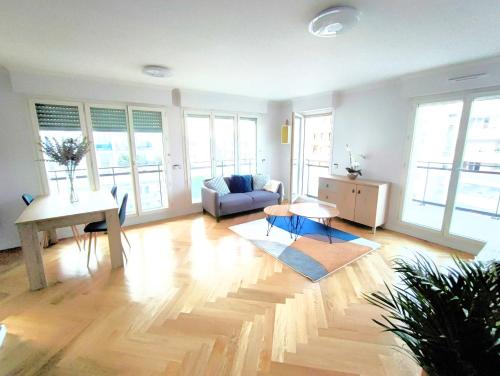 Big, Newly Renovated and Bright 3 Bedroom Flat in center of Courbevoie - 89m2