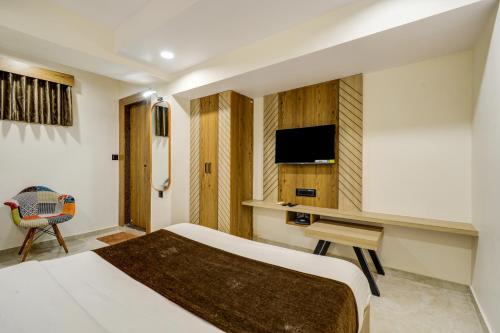 Μια τηλεόραση ή/και κέντρο ψυχαγωγίας στο Hotel Royal Ican Sindhubhavan Road