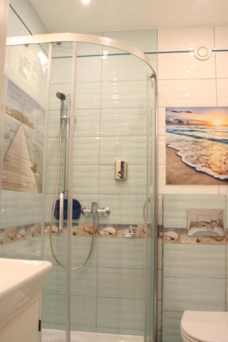 Un baño con ducha, inodoro y lavabo. en Blue Traveler AC Apartment in Kazimierz, en Cracovia