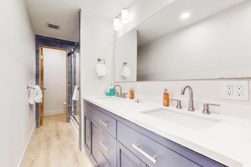 a bathroom with two sinks and a large mirror at Sakura House in Tabernash