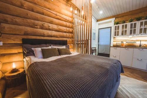 Ένα ή περισσότερα κρεβάτια σε δωμάτιο στο Log Cabin with Private Sauna by Invisible Forest Lodge