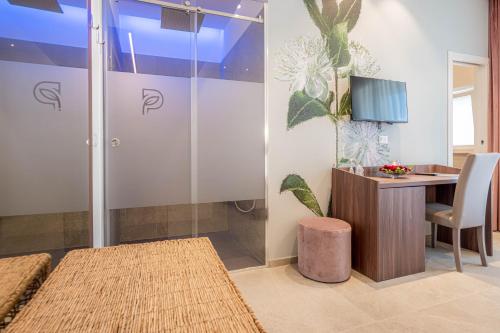 a bathroom with a shower and a desk and a table at Profumi di Primavera Luxury Rooms & Suite in Matera