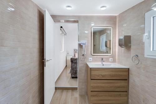 a bathroom with a sink and a mirror at Casa Zara in San Miguel de Abona