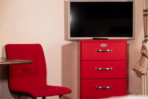 TV a/nebo společenská místnost v ubytování Altbau Gasthaus Amboss