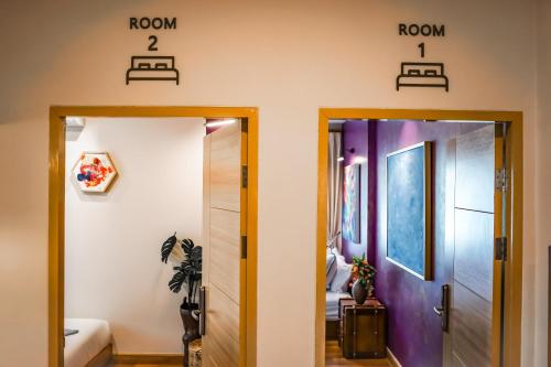 een gang met een deur en een kamer met nummers op de muur bij 4BR Luxury Pool Villa Siri Craft House Nimman in Chiang Mai