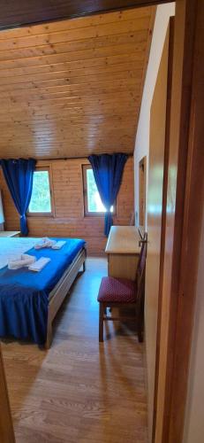 Ένα ή περισσότερα κρεβάτια σε δωμάτιο στο Apartmani Viktory