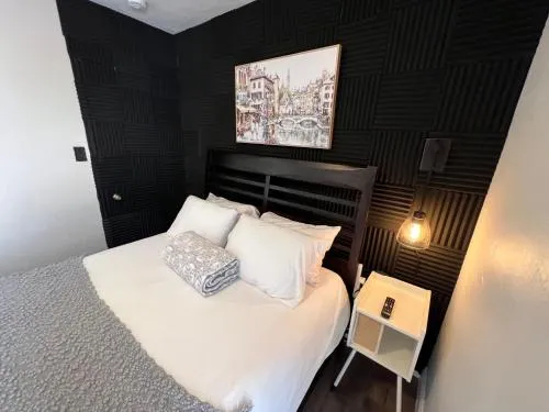 Pura Vida Private Access, Room & Bathroom in West Palm Beach
