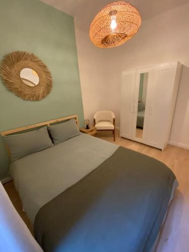 - une chambre avec un grand lit et deux miroirs dans l'établissement THE COSY HOME Centre ville Parking Clim, à Valence