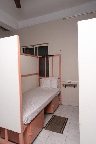 a room with a bench in a room at Deepwoods Stay-Kinathukadavu, Coimbatore in Coimbatore