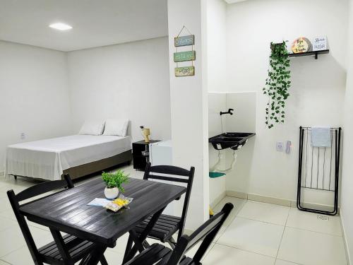 ein Zimmer mit einem Tisch und Stühlen und einem Bett in der Unterkunft Águas da Barra in Maragogi
