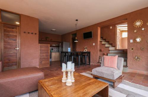 una sala de estar con un sofá y una mesa en Amazing 2BR House in Valle Sagrado, en Urubamba