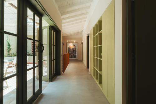 a hallway of a building with glass doors and a hallwayngth at Hotel Boutique Roomzz Laureles in Medellín