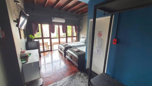 a room with a room with a bed and a window at Baan mae khian homestay in Phra Nakhon Si Ayutthaya