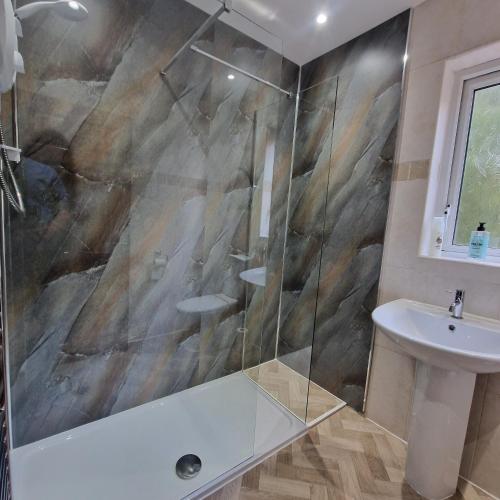 un baño con ducha y lavabo en Belfast Central house, en Belfast