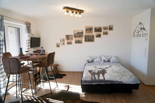 Postel nebo postele na pokoji v ubytování Wohnung Heuberg im Inntal mit Hot Tube - zentral & ruhig