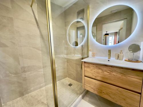 une salle de bain avec une douche, un lavabo et un miroir dans l'établissement Cosy Home Cannes - Croisette, à Cannes
