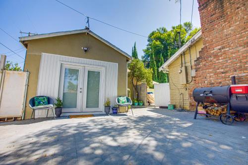 ein Haus mit einer Garage mit Stühlen davor in der Unterkunft Cozy Private Studio in Granada Hills Near CSUN, Universal in Mission Hills