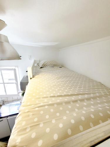 - une chambre dotée d'un grand lit avec des points de polka dans l'établissement Studette 1km château Versailles check-in autonome, à Versailles