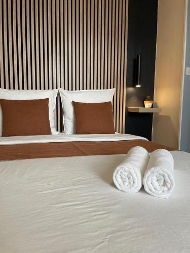 - une chambre avec 2 serviettes blanches sur un lit dans l'établissement Studio Cosy - Rue de la République, à Orléans