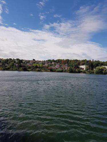a large body of water with a town in the background at duplex en maison individuelle de 70 m2avec jardin in Viry-Châtillon