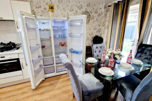 Η κουζίνα ή μικρή κουζίνα στο Modern Home near London ensuite room, 3 toilets