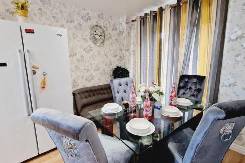 Χώρος καθιστικού στο Modern Home near London ensuite room, 3 toilets