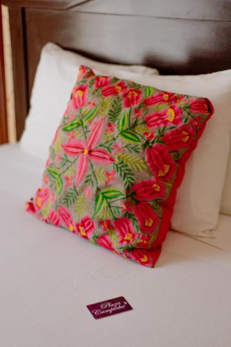 Una cama o camas en una habitación de Hotel Plaza Campeche