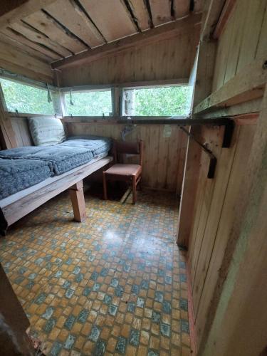 Postel nebo postele na pokoji v ubytování Tree house with private meadow in the middle of the forest