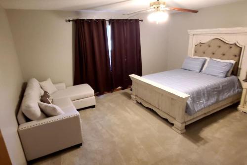 una camera da letto con un letto e un divano di Stewart House with Hot Tub and 3 bedroom a Hammond