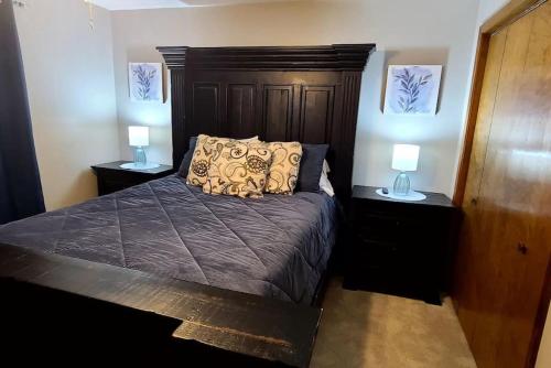 Letto o letti in una camera di Stewart House with Hot Tub and 3 bedroom