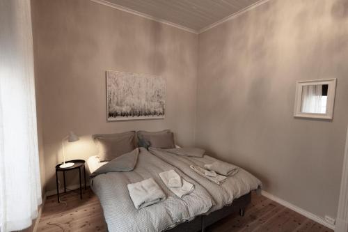 フレドリクスタにあるLarge, quiet and centrally located apartmentのタオルが敷かれたベッドのある寝室