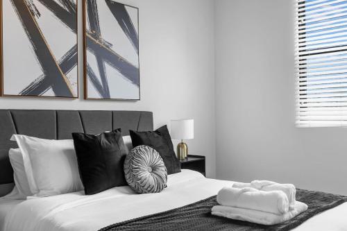 En eller flere senge i et værelse på Urban Elegance and Stylish Two Bedroom Apt