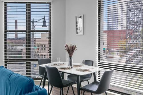 Et opholdsområde på Urban Elegance and Stylish Two Bedroom Apt