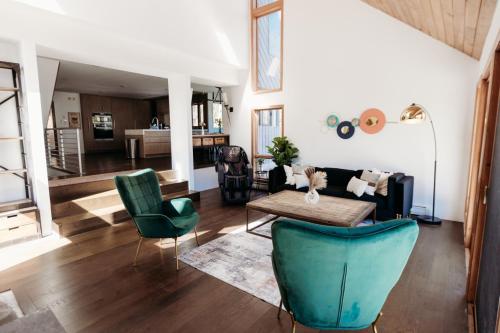 un salon avec un canapé et des chaises dans l'établissement Alpine 5BR Chalet 6 min Away to SKI, à Windham