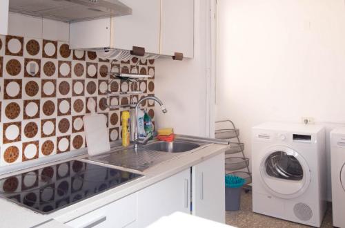 a kitchen with a sink and a washing machine at Apartamento Babor Sun & Beach in Almerimar