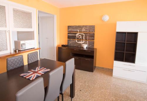 a dining room with a table and a kitchen at Apartamento Babor Sun & Beach in Almerimar