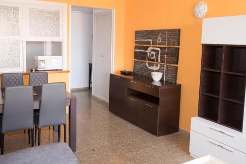 a kitchen with a table with chairs and a dining room at Apartamento Babor Sun & Beach in Almerimar