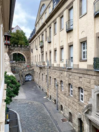 un vicolo tra due edifici con un muro di pietra di Ba Em City Apartment a Wiesbaden