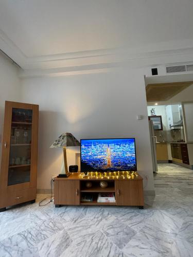 Μια τηλεόραση ή/και κέντρο ψυχαγωγίας στο Appart de luxe à Kantaoui sousse