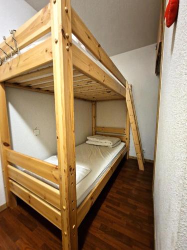 - un lit superposé avec une échelle dans une chambre dans l'établissement Chalets De Florence - 2 pièces+cabine 4/6 personnes bien placé MAE-2928, à Modane