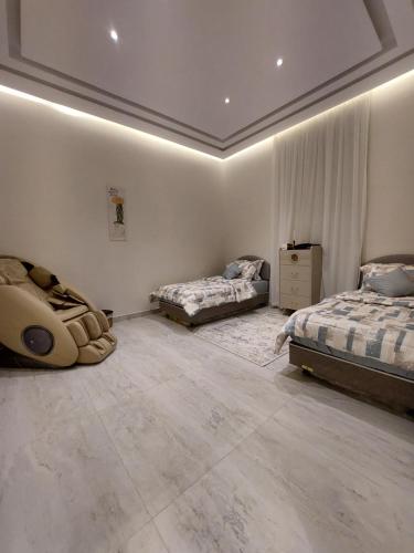 a bedroom with two beds and a ceiling at شقه فاخره بجوار الراشد مول in Sīdī Ḩamzah