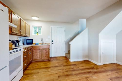 Una cocina o zona de cocina en Sail Away on Whidbey