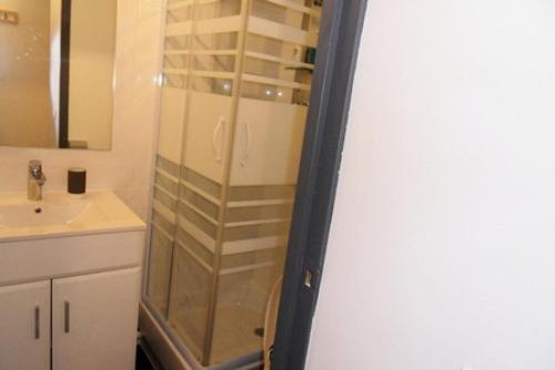une douche avec une porte vitrée à côté d'un lavabo dans l'établissement Résidence Les Glaciers 1 Et 2 - Studio tout confort · Centre station · Balcon 42, à Mâcot La Plagne