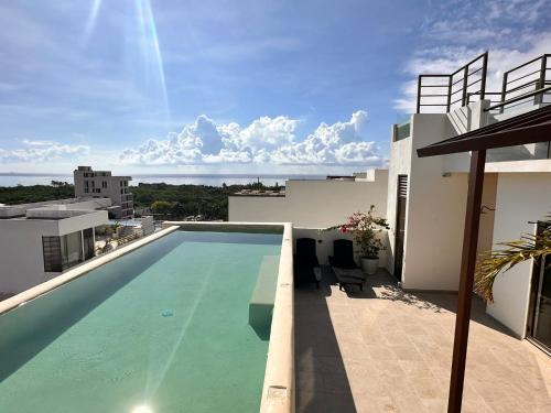 プラヤ・デル・カルメンにあるItzamna Suite Balcony Deluxeの家の屋上にあるプール